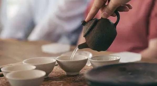 小白，在泡茶时需要注意哪些礼仪？